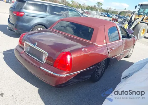 2003 Lincoln Town Car Executive из США, поврежденный, VIN 1LNHM81W03Y601824